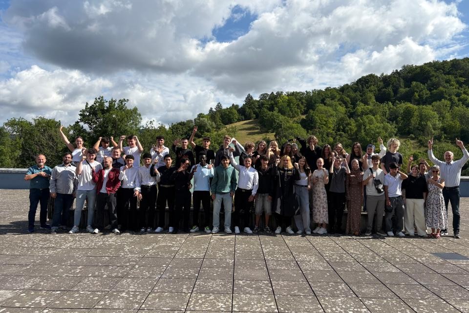 Gruppenbild mit Schülern und Lehrern