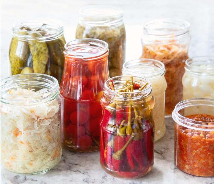 Verschieden gefüllte Einmachgläser mit roten, weißen und grünen Obst und Gemüse. Verschieden gefüllte Einmachgläser mit roten, weißen und grünen Obst und Gemüse.