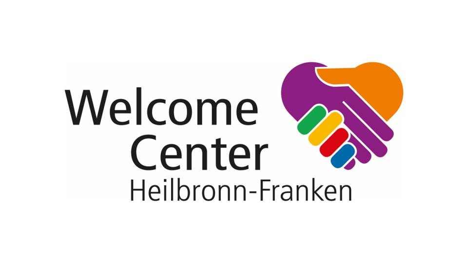 Logo des Welcome Centers Heilbronn- Franken. Schwarzer Schriftzug auf weißem Hintergrund: Welcome Center Heilbronn-Franken. Links Symbol von zwei Händen in orange, lila, grün, gelb, rot und blau. Logo des Welcome Centers Heilbronn- Franken. Schwarzer Schriftzug auf weißem Hintergrund: Welcome Center Heilbronn-Franken. Links Symbol von zwei Händen in orange, lila, grün, gelb, rot und blau.