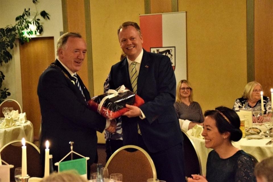 Irlandbesuch im Hohenlohekreis 2018 Landrat Dr. Matthias Neth mit einem Vertreter von Limerick bei der Geschenkübergabe