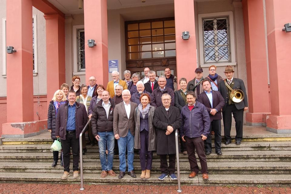 Gruppenbild mit Vertretern des Hohenlohekreises und des Landkreises Kędzierzyn-Koźle  auf einer Treppe 