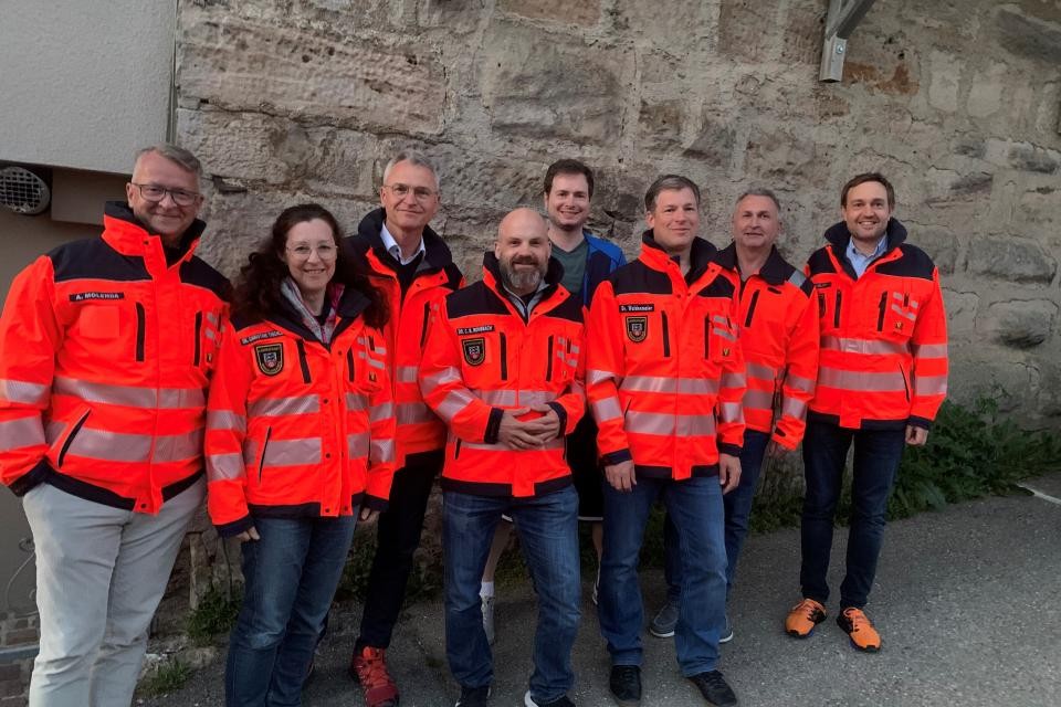 Leitende Notarztgruppe im Hohenlohekreis Notärzte stehen in Einsatzkleidung zusammen.