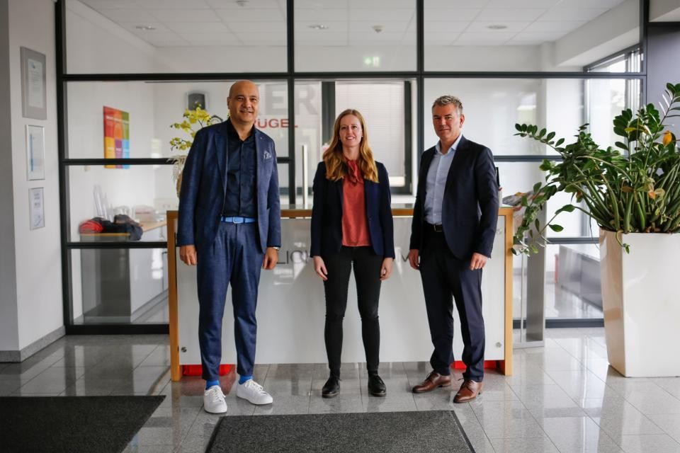 Geschäftsführer Jens Sprügel, Sarah Schmidt, Landrat Ian Schölzel bei Firma Sprügel