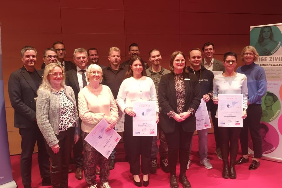 Gruppenbild der Preisträgerinnen und Preisträger - Zivilcouragepreis 2024