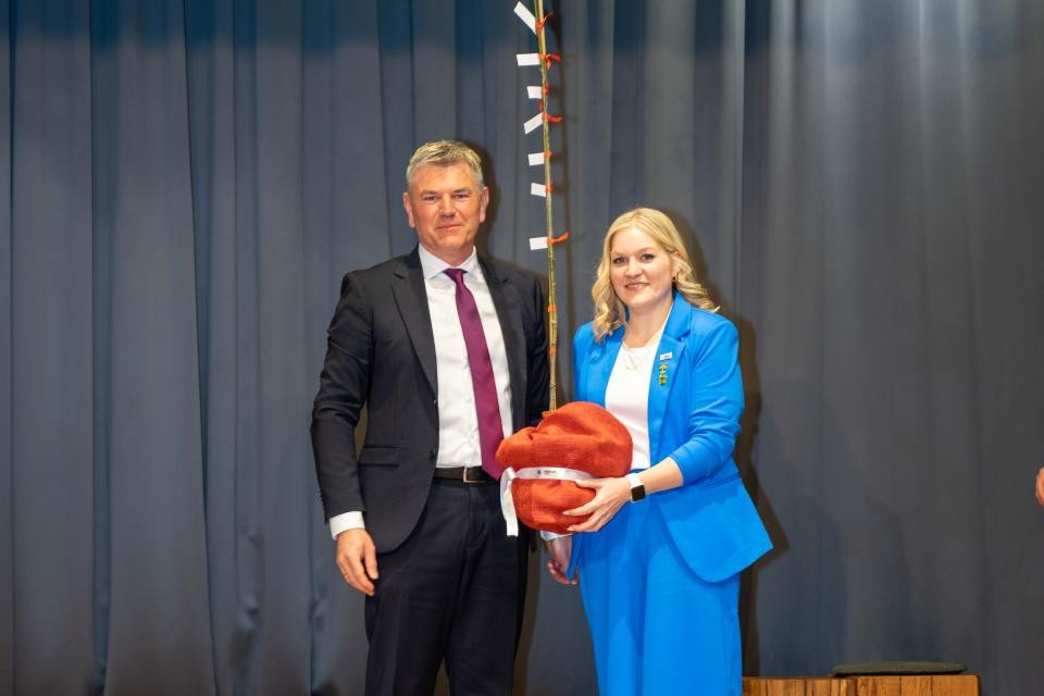 Landrat Geschenkübergabe Oberkessach 1050 Jahre