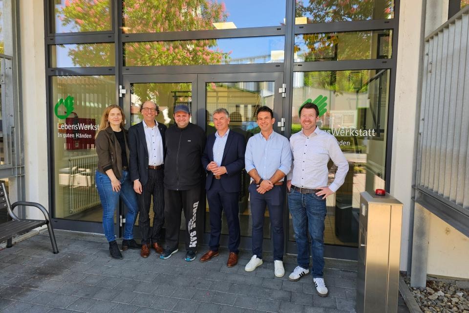 Landrat Schölzel beim Besuch der LebensWerkstatt