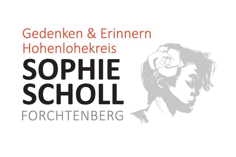 Logo des Vereins „Sophie Scholl Forchtenberg“. In roter Schrift: Gedenken und Erinnern Hohenlohekreis. In schwarzen fetten Großbuchstaben: Sophie Scholl. In grauen Großbuchstaben: Forchtenberg. Auf der rechten Seite die seitliche Silhouette von Sophie Scholl in grau.