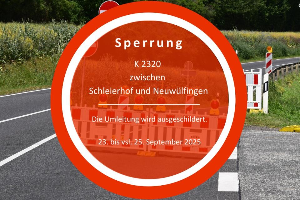 Im Hintergrund eine Straße mit Baustellenschildern, im Vordergrund ein rotes Schild mit weißer Schrift "Sperrung"