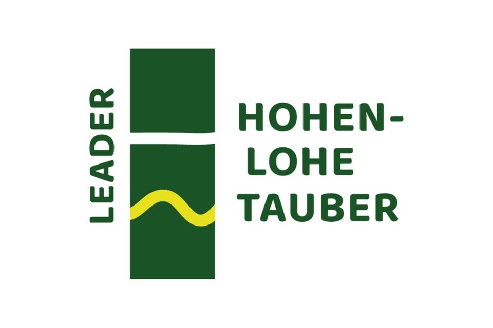 Logo des Förderprogramms Leader. Dunkelgrüne Schrift auf weißem Hintergrund: Leader Hohenlohe-Tauber.