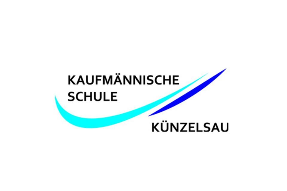 Logo der Kaufmännischen Schule Künzelsau. Schwarze Schrift auf weißem Hintergrund: Kaufmännischen Schule Künzelsau. Geschwungene Linien in Blautönen.