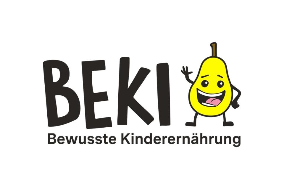 Logo der Landesinitiative BeKi. Schwarze Schrift auf weißem Hintergrund: BEKI – Bewusste Kinderernährung. Rechts gelbe Birne mit lächelndem Gesicht und winkender Hand.