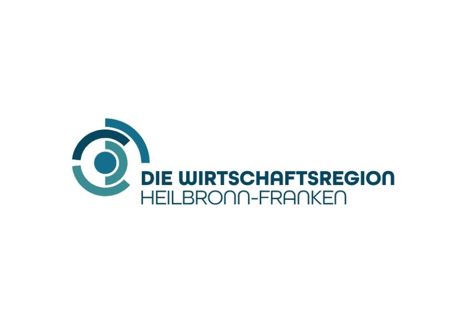 Logo der Wirtschaftsregion Heilbronn- Franken Baden-Württemberg. Dunkelblaue Schrift auf weißem Hintergrund: WHF Die Wirtschaftsregion Heilbronn-Franken. Kreis in Blautönen links oben.