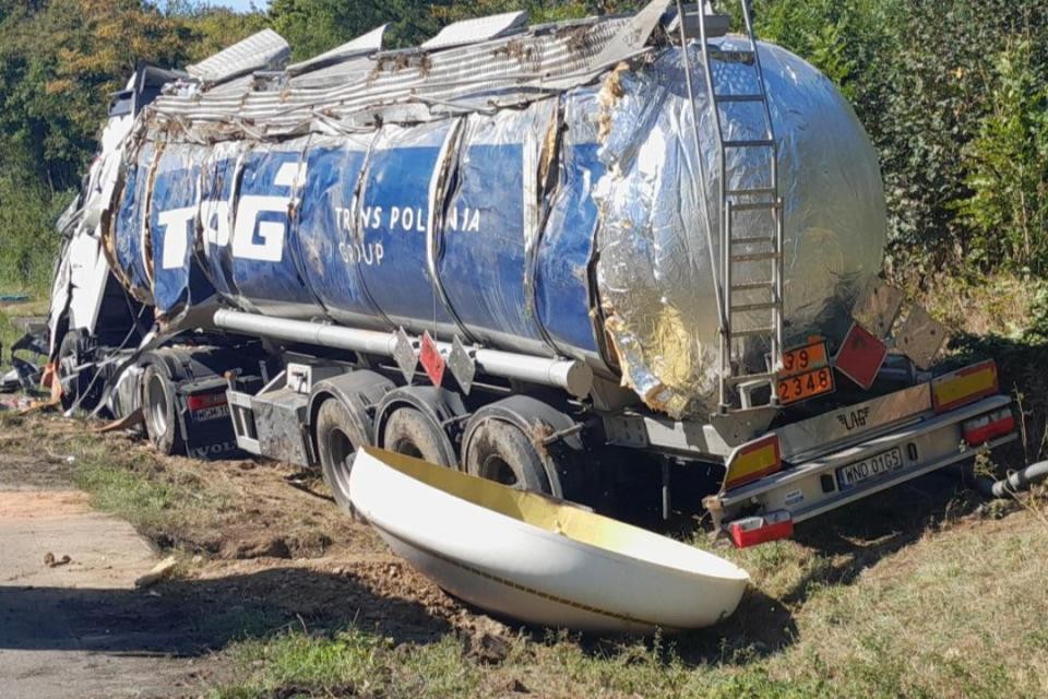 Blauer LKW, von der Fahrbahn abgekommen und zerstört.