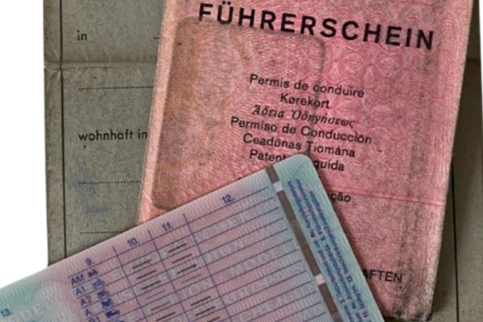 Drei Frührerscheine übereinander gelegt, ganz unten der grauem, dann der in rosa und oben drauf liegt ein Kartenführerschein