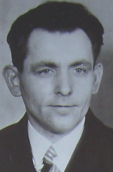 Georg Elser (1939). Fotograf: Weißkunig. Quelle: Landesarchiv Nordrhein-Westfalen Abteilung Rheinland, RW 58 Nr. 65209. Lizenzinformationen: Datei:Georg Elser.png – Wikimedia Commons