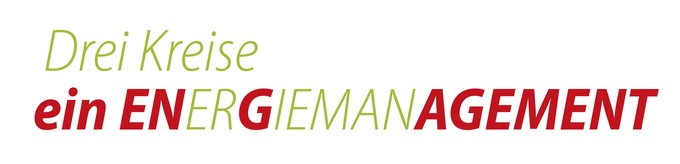 Slogan der Bioenergieregion in roter und grüner Schrift: Drei Kreise ein Energiemanagement.