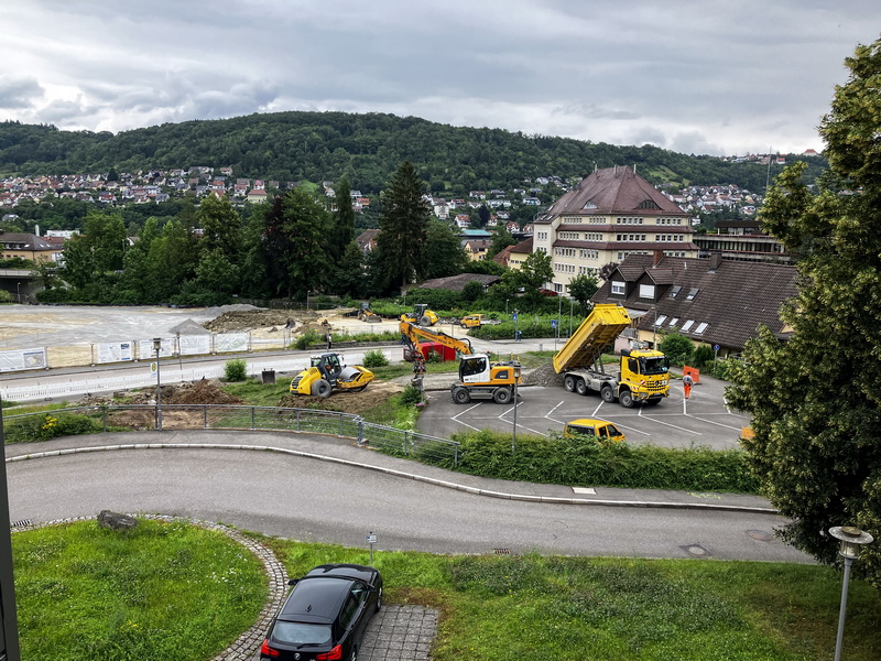 Baustellenaufnahme mit Fahrzeugen.