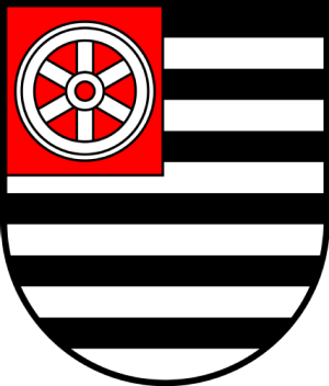 Das Krautheimer Wappen hat im Hintergrund schwarz-weiße Zebrastreifen. In der oberen linken Ecke befindet sich ein rotes Quadrat auf dem das Mainzer Rad in weiß abgebildet ist.