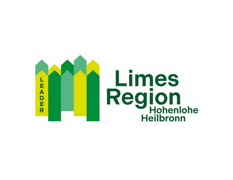 Logo der Limes Region Hohenlohe Heilbronn. Dunkelgrüne Schrift auf weißem Hintergrund: Limes Region Hohenlohe Heilbronn. Links römischer Grenzwall in verschiedenen Grüntönen. 