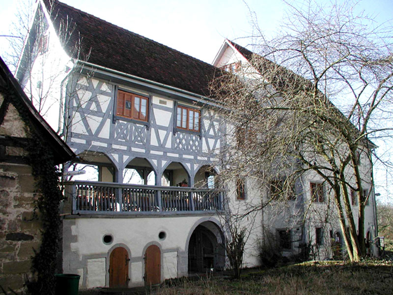 Altes Fachwerkhaus. Im Vordegrund rechts steht ein kahler Baum