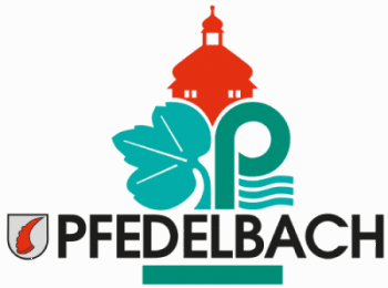 Auf dem Pfedelbacher Logo ist in rot der Schlossturm zusehen und darunter ein grünes Blatt mit einem großen P daneben. Unter dem Blatt und dem P ist das Pfedelbacher Wappen zusehen auf dem ein gebogenes rotes Steinbockhorn abgebildet ist. Neben dem Wappen steht "Pfedelbach" und darunter ein grüner Balken.
