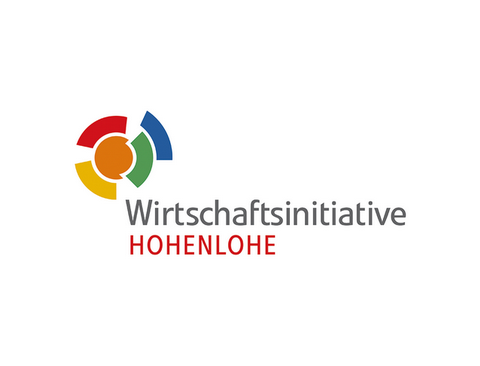 Logo der Wirtschaftsinitiative Hohenlohe. In grau, roter Schrift. Kreis links bunt