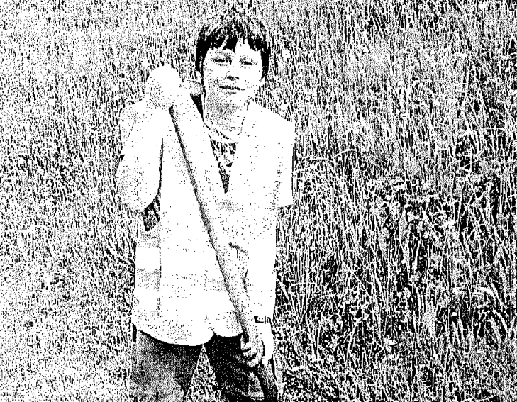 Maximilian Stier als kleiner Junge mit einer Schaufel in der Hand auf einem alten schwarz-weiß Foto.