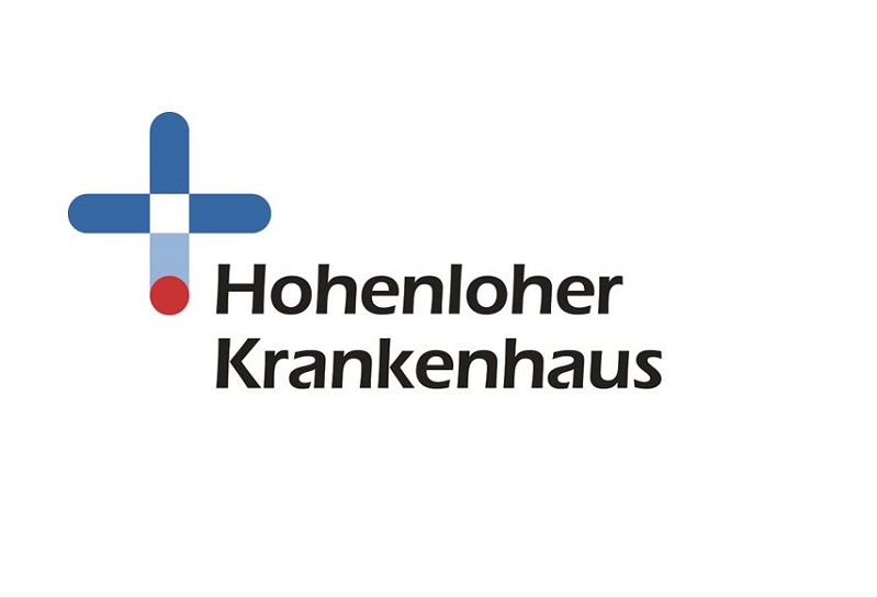 Logo des Hohenloher Krankenhauses. Schwarze Schrift mit blauem Kreuz