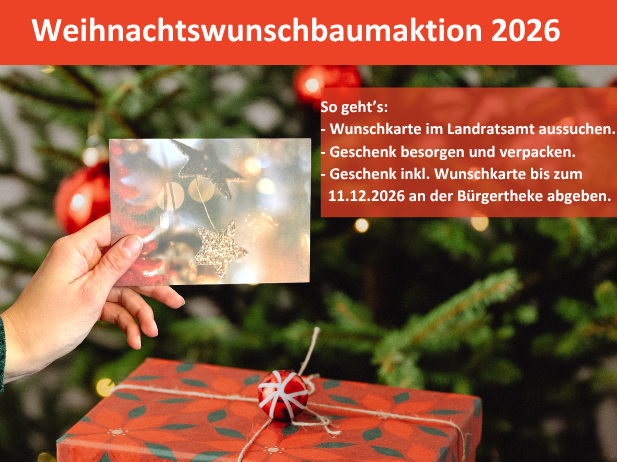 Eine Person hält eine Weihnachtskarte vor einen Christbaum. Darunter steht ein rotes Geschenk. Oben und rechts stehen Informationen in weißer Schrift auf rotem Hintergrund zur Weihnachtswunschbaumaktion.