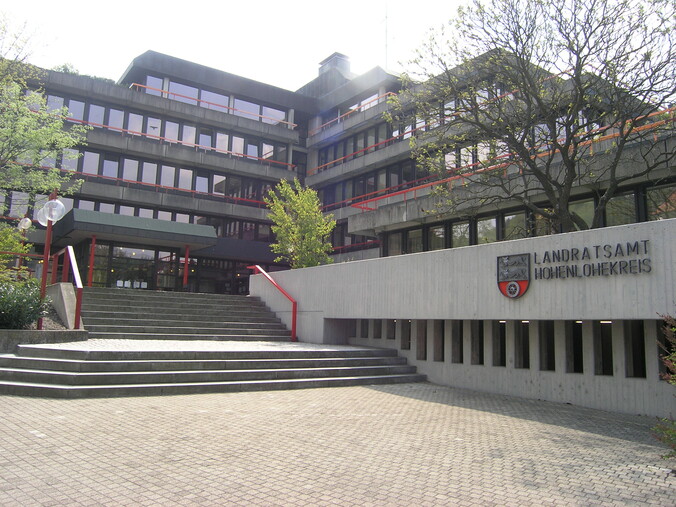 Gebäude mit Schriftzug "Landratsamt Hohenlohekreis" auf der rechten Seite